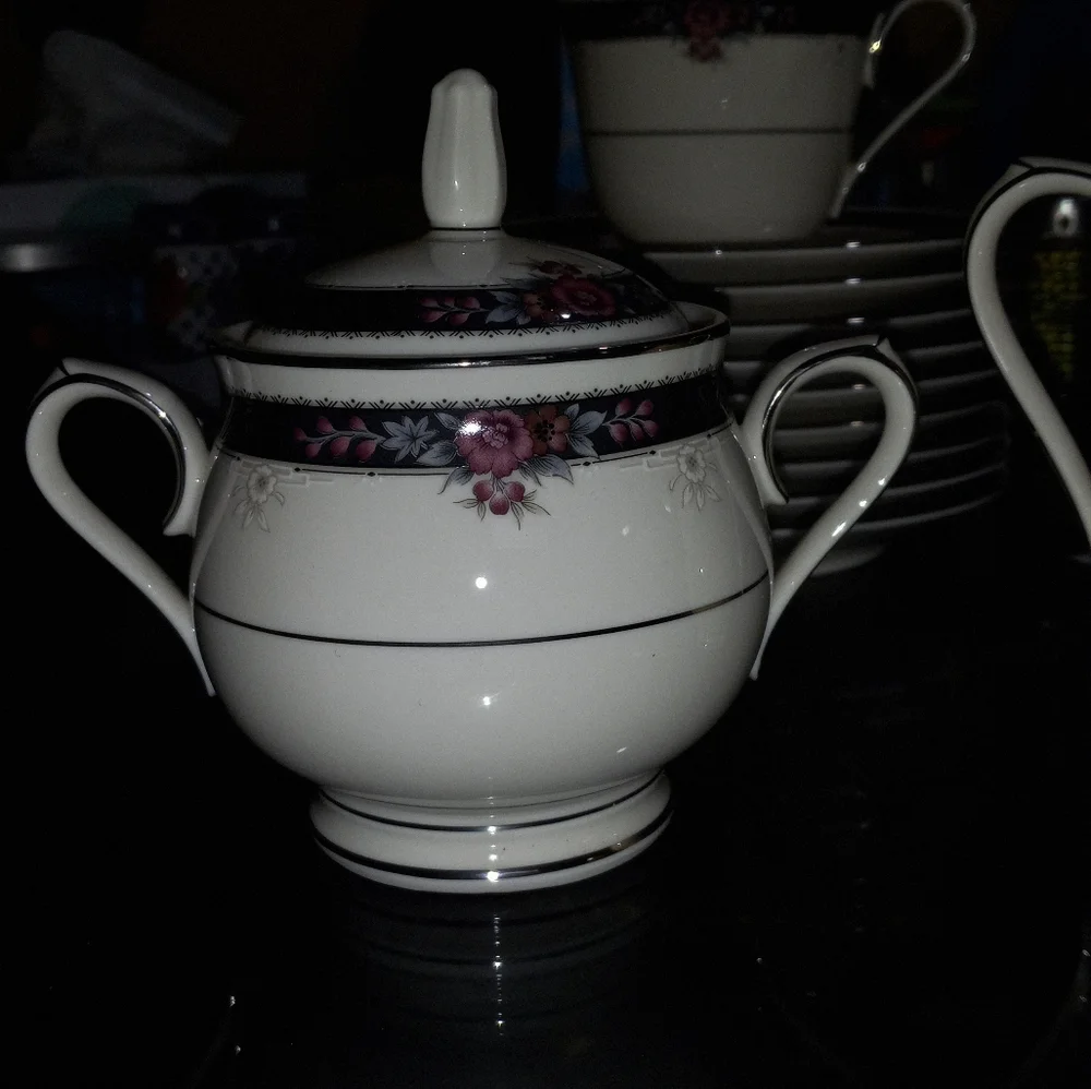 Noritake Etienne ivory china Cream and Sugar set w/ lid - Picture 3 of 5